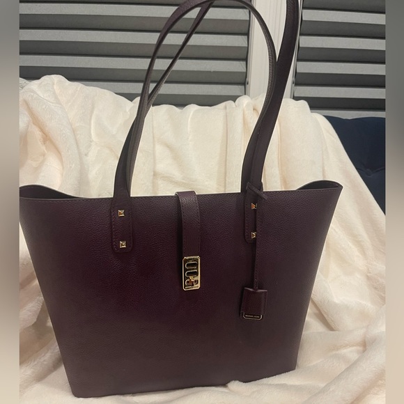 Michael Kors deep purple tote with gold closure and leather tag - Picture 2 of 6